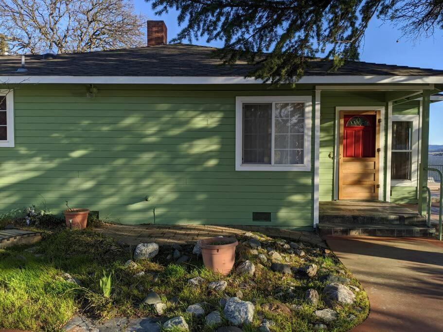 A Lake, A Mountain And The House With The Red Door Clearlake Exterior photo