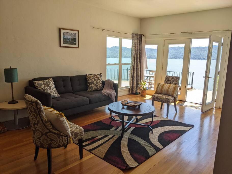 A Lake, A Mountain And The House With The Red Door Clearlake Exterior photo