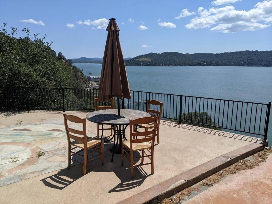 A Lake, A Mountain And The House With The Red Door Clearlake Exterior photo