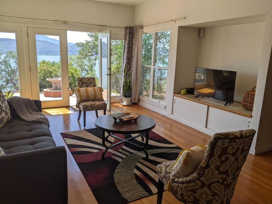 A Lake, A Mountain And The House With The Red Door Clearlake Exterior photo