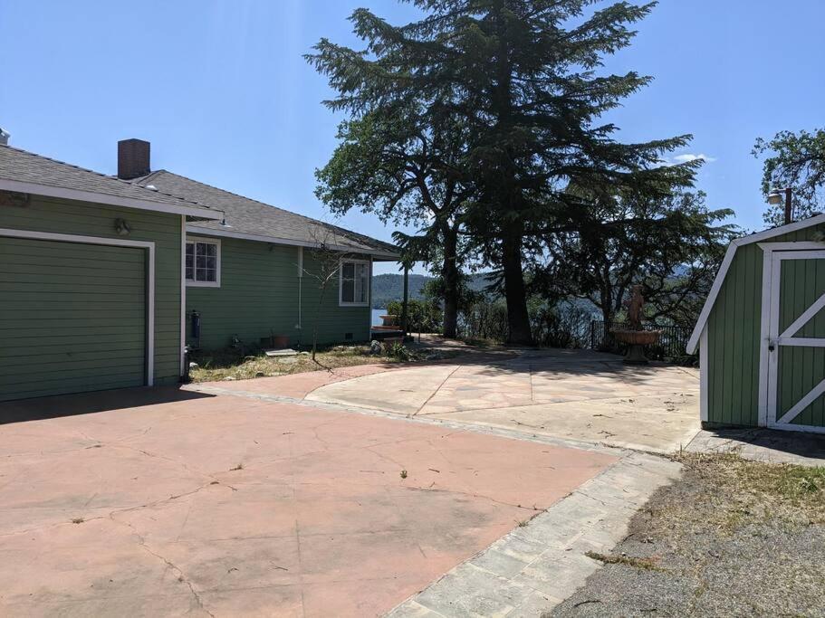 A Lake, A Mountain And The House With The Red Door Clearlake Exterior photo