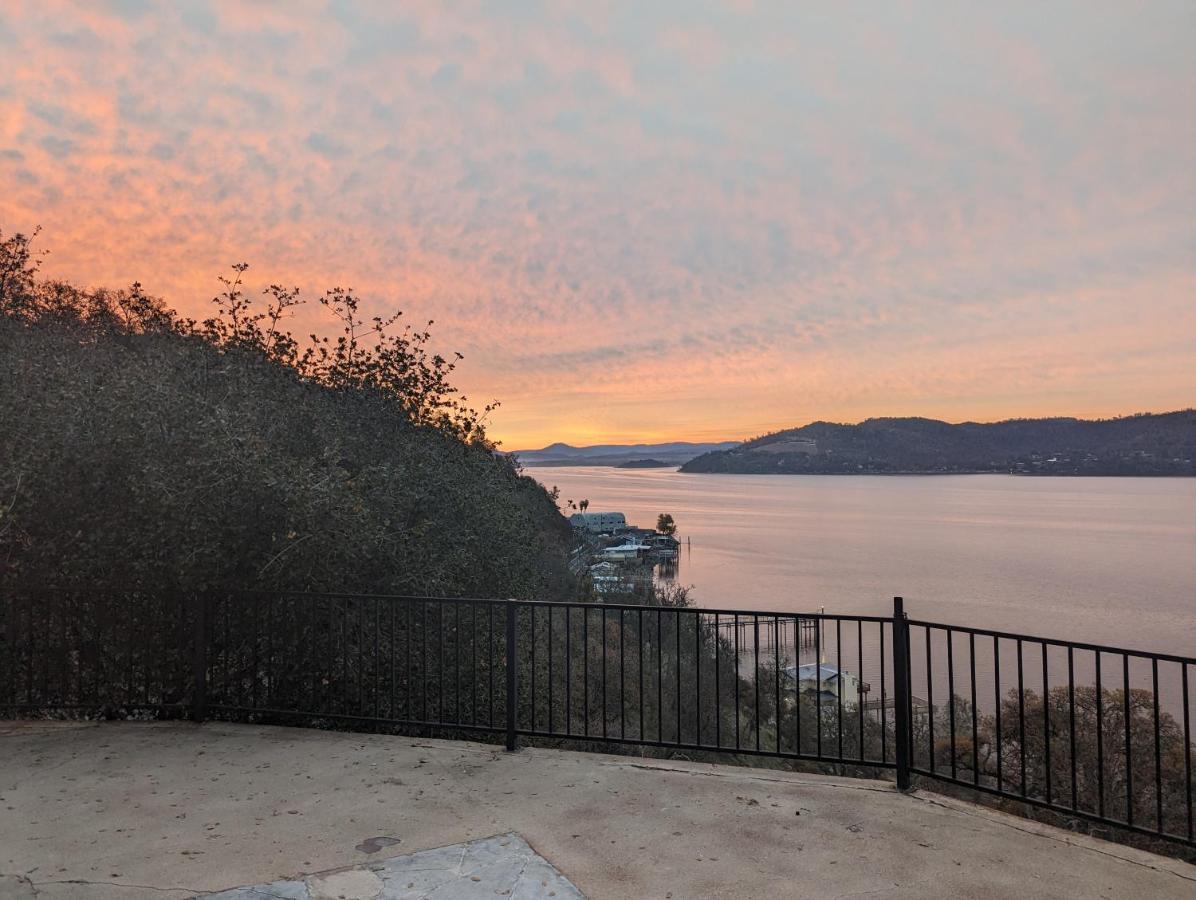 A Lake, A Mountain And The House With The Red Door Clearlake Exterior photo
