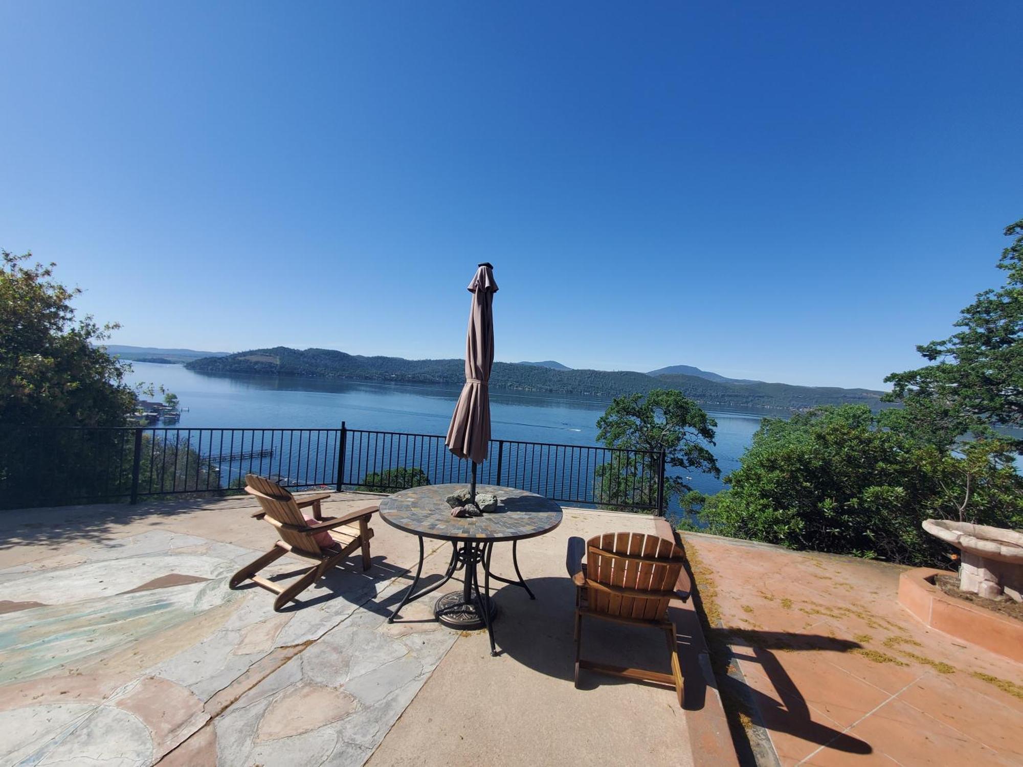 A Lake, A Mountain And The House With The Red Door Clearlake Exterior photo