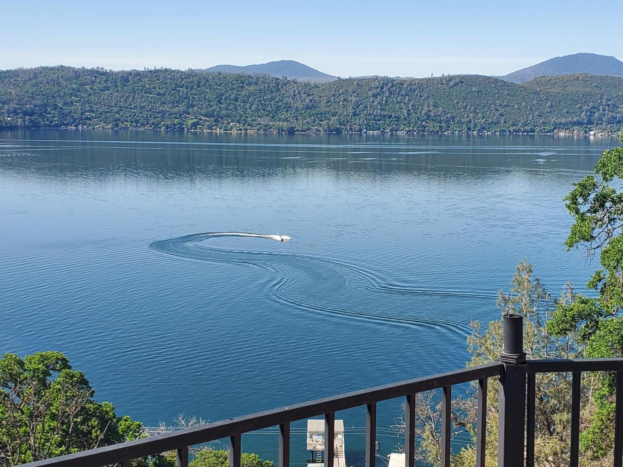 A Lake, A Mountain And The House With The Red Door Clearlake Exterior photo